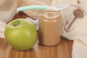  Apple пюре за бебето